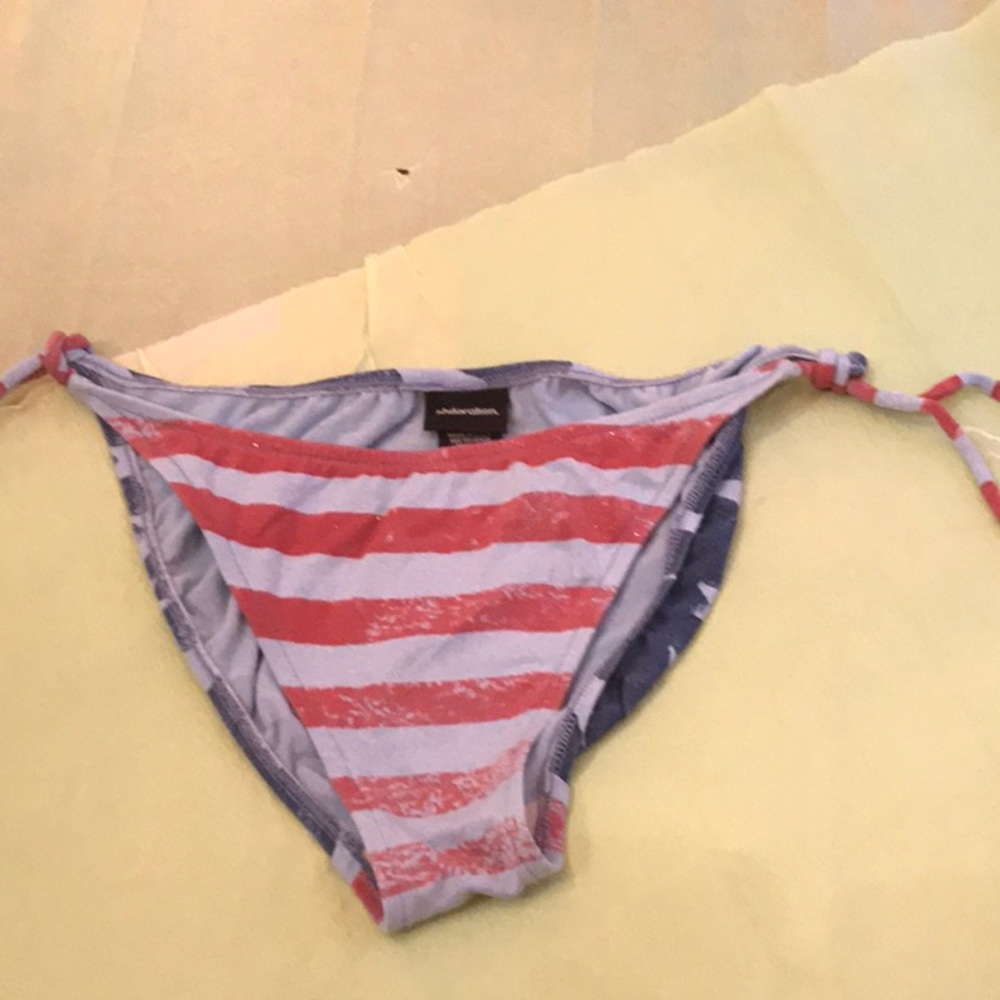 Bikini - Picture 3 of 5